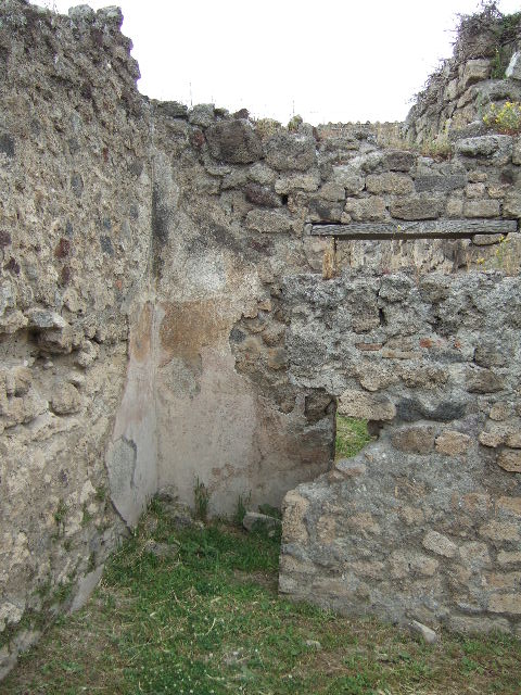 VII 2 39 Pompeii May 2006 Doorway To Latrine In North West Corner Of